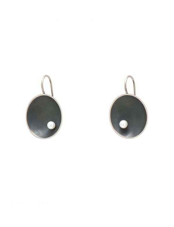 Small Sea Dish Earrings – Black with White Pearl