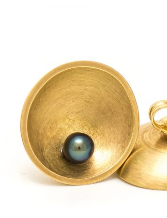 Dish Stud Earrings – Gold & Pearl