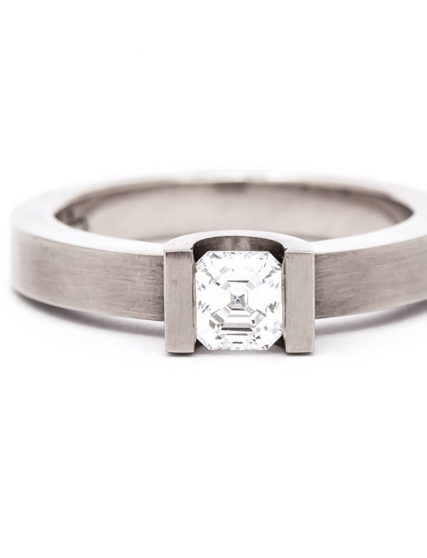 Curve Set Ring – Asscher Cut Diamond