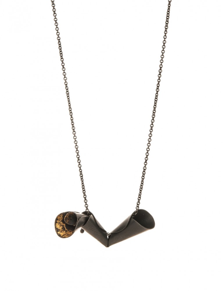 Pea Flower Necklace – Black & Gold
