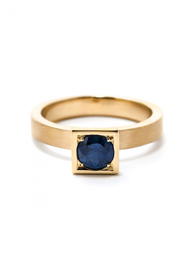 Blue Sapphire Ring – Gold