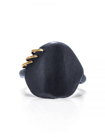 Neru Disc Ring – Black & Gold