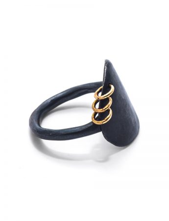 Neru Disc Ring – Black & Gold