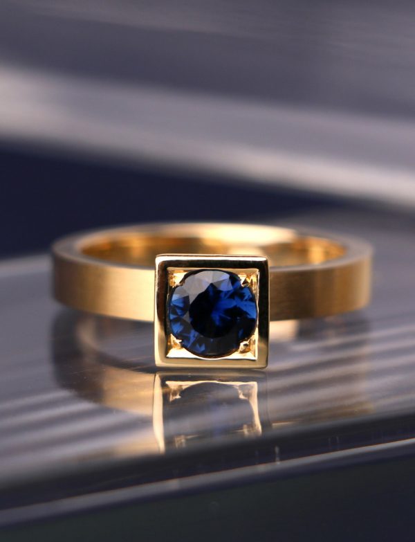 Blue Sapphire Ring – Gold