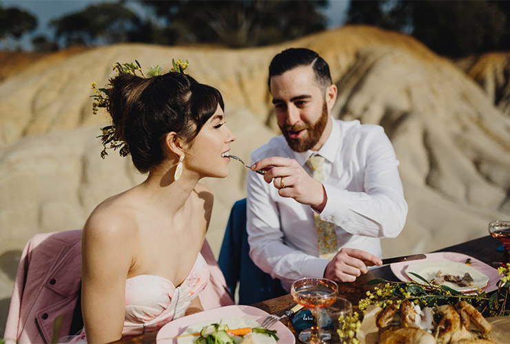 Amy & Nick's retro Australiana wedding shoot - eating lunch
