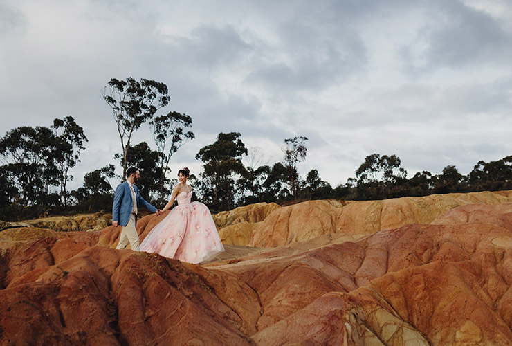 Walking along Pink Cliffs at retro Australiana wedding