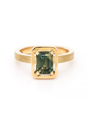 Rectangle Sapphire Drift Ring – Yellow Gold