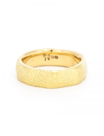 Textura Dot Wide Ring – Yellow Gold