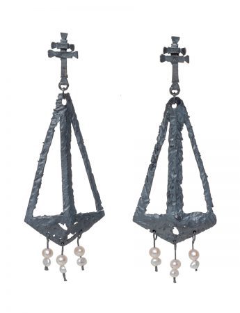 Augurio Earrings – Blackened Silver & Pearl