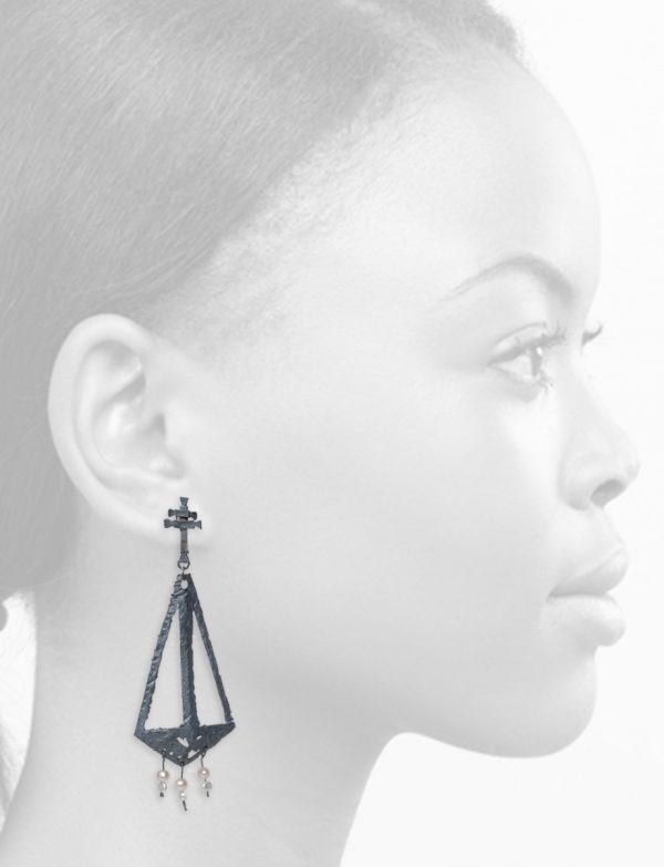Augurio Earrings – Blackened Silver & Pearl