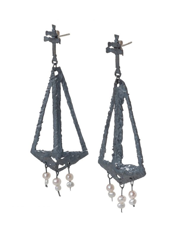 Augurio Earrings – Blackened Silver & Pearl