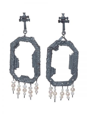 Extasis Earrings – Blackened Silver & Pearl