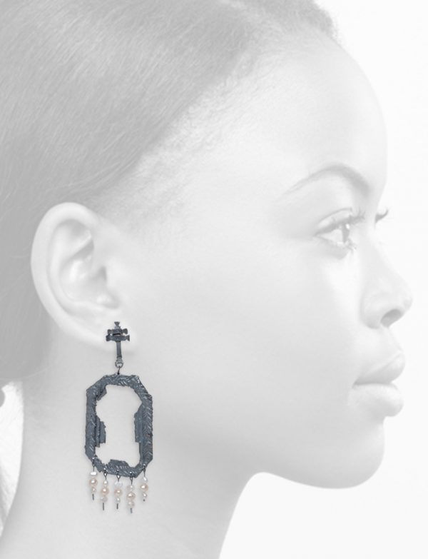 Extasis Earrings – Blackened Silver & Pearl
