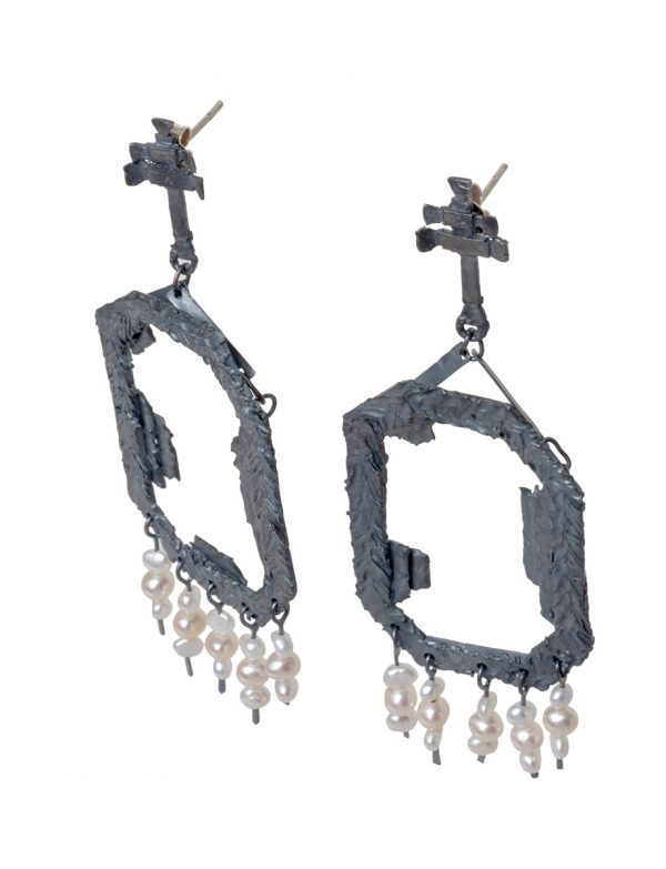 Extasis Earrings – Blackened Silver & Pearl