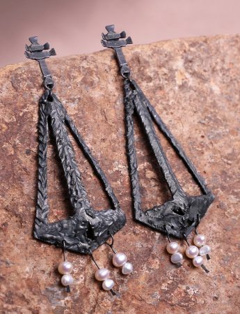 Augurio Earrings – Blackened Silver & Pearl