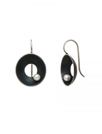 Black Open Sea Dish Earrings – White Pearl
