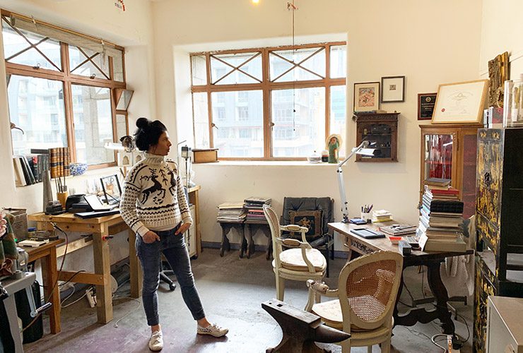 Suzi Zutic in her studio - Banner