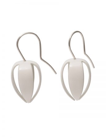 Medium Correa Alba Bud Hook Earrings – White and Silver