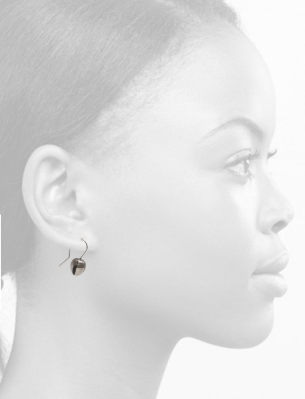 Small Correa Bud Hook Earrings – Black