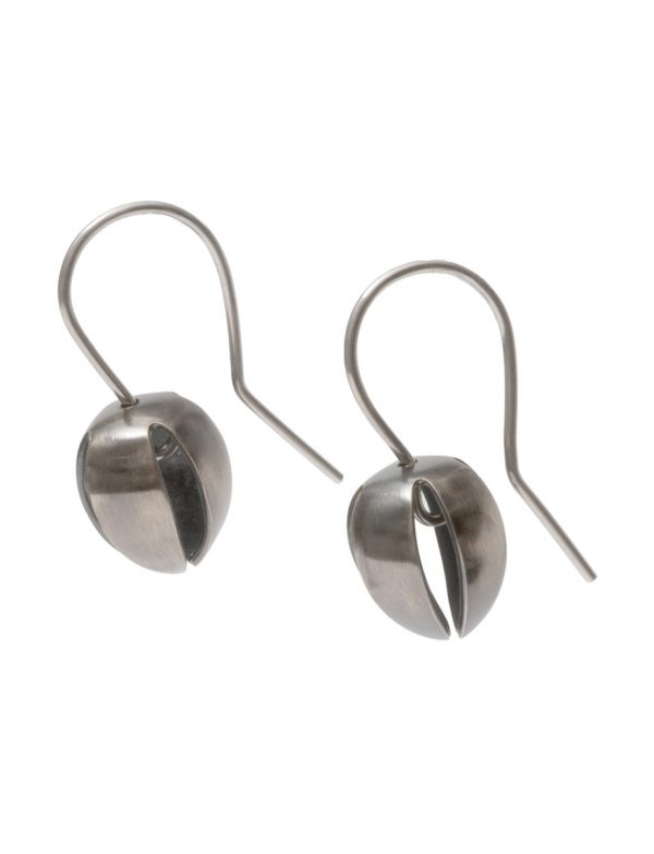 Small Correa Bud Hook Earrings – Black