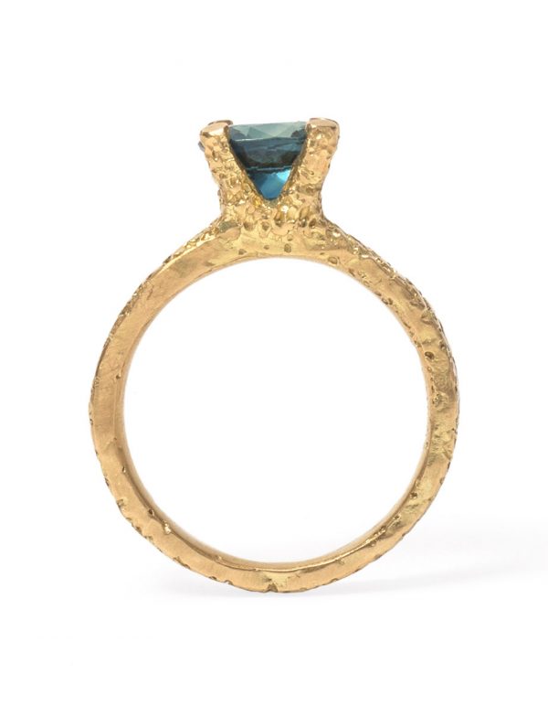 Oval Engagement Ring – Gold & Blue Sapphire