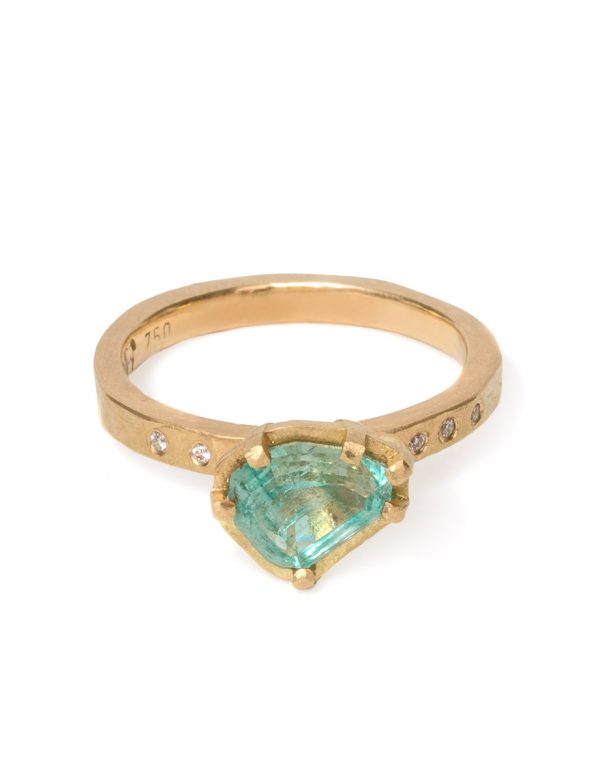 Textura Carezza Ring – Emerald & Diamond