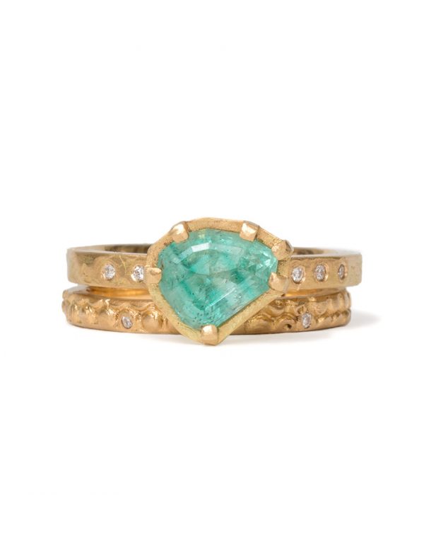 Textura Carezza Ring – Emerald & Diamond