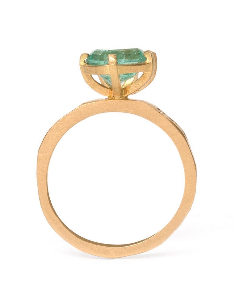 Textura Carezza Ring – Emerald & Diamond