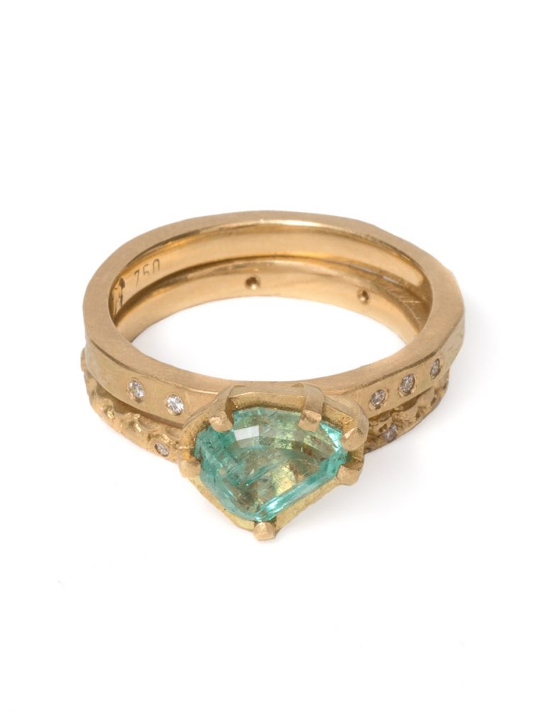 Textura Carezza Ring – Emerald & Diamond