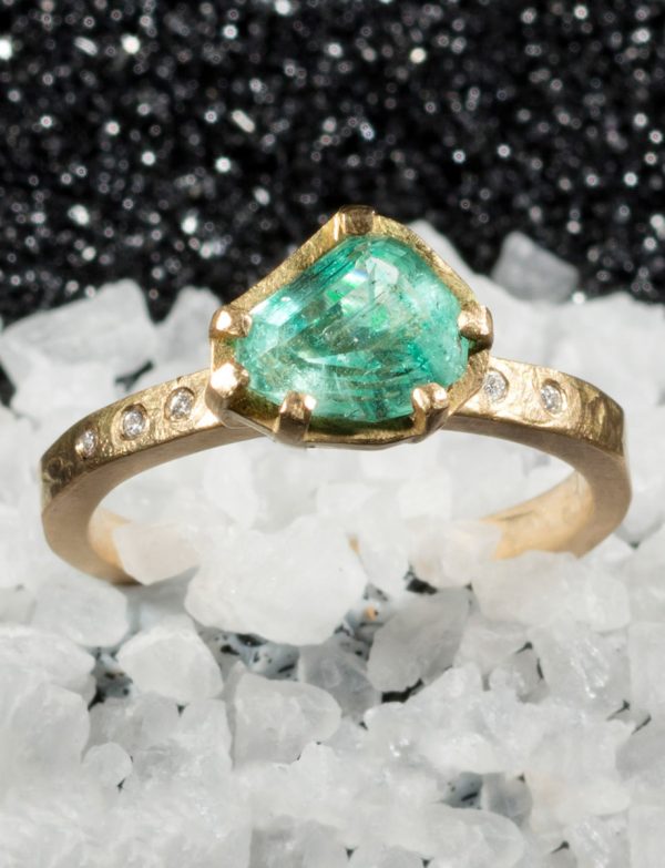 Textura Carezza Ring – Emerald & Diamond