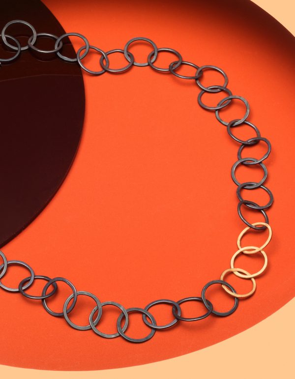Tsugi Tsugi Circle Chain Necklace – Black & Gold