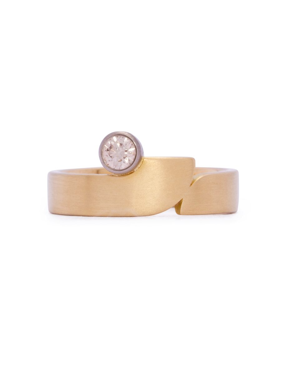 Soft Curve Ring – Gold & Diamond