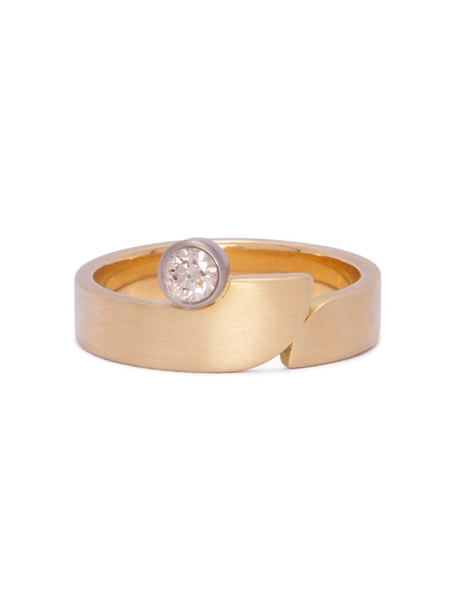 Soft Curve Ring – Gold & Diamond