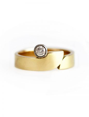Soft Curve Ring – Gold & Diamond