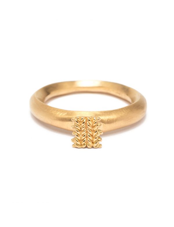 Seated Ring – Yellow Gold