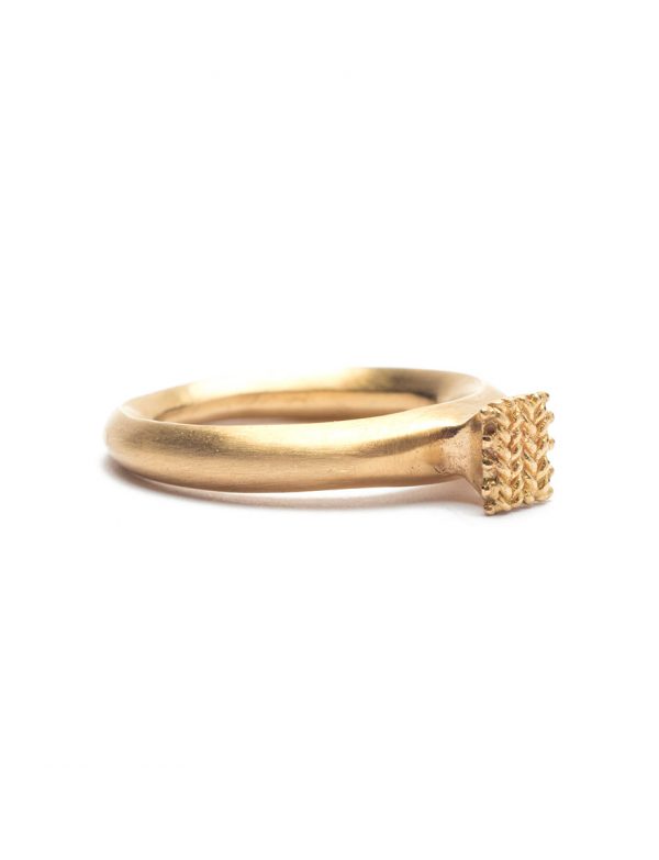 Seated Ring – Yellow Gold