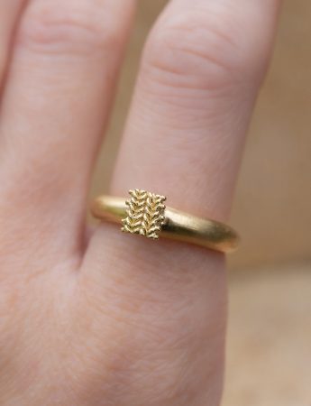 Seated Ring – Yellow Gold