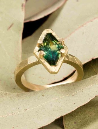 Lozenge Ring – Yellow Gold & Green Sapphire