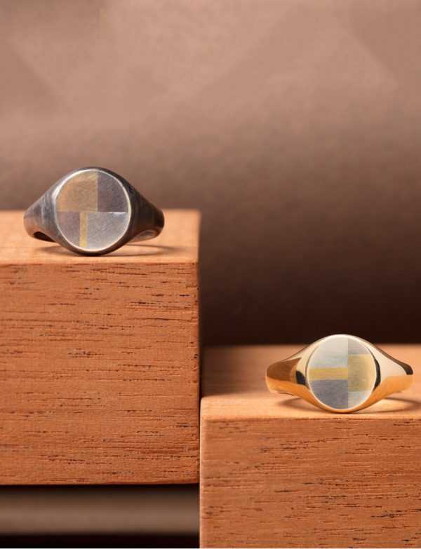 Oval Terrain Signet Ring – Gold