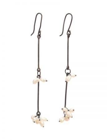 Sen Tsugi Tsugi Earrings – Oxidised Silver & Rice Pearls