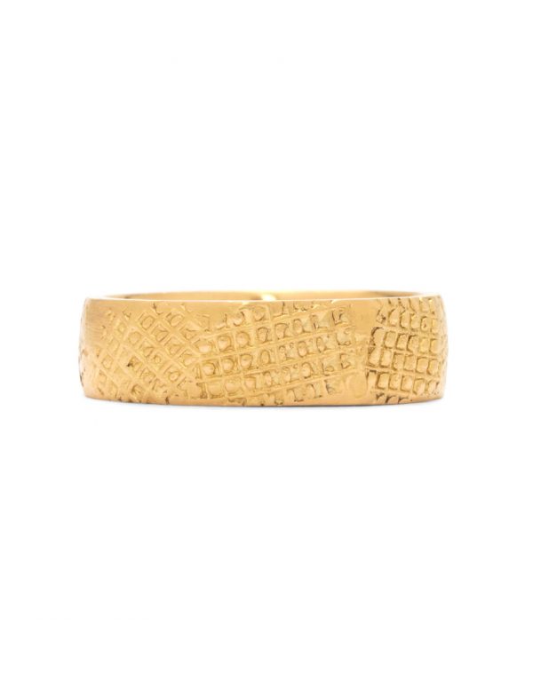 Textura Crosshatch Wedding Ring – Yellow Gold