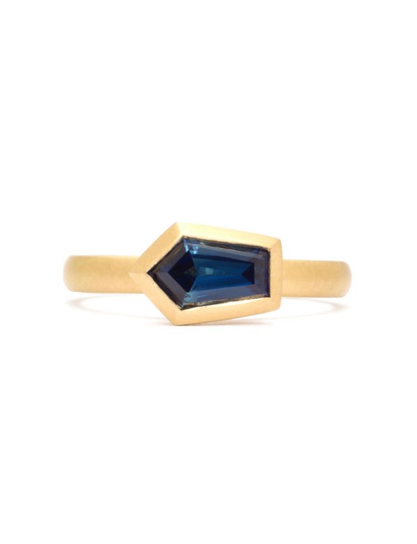 Indigo Ring – Yellow Gold & Freeform Blue Sapphire
