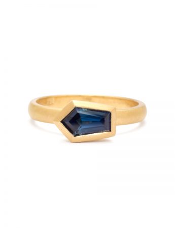 Indigo Ring – Yellow Gold & Freeform Blue Sapphire