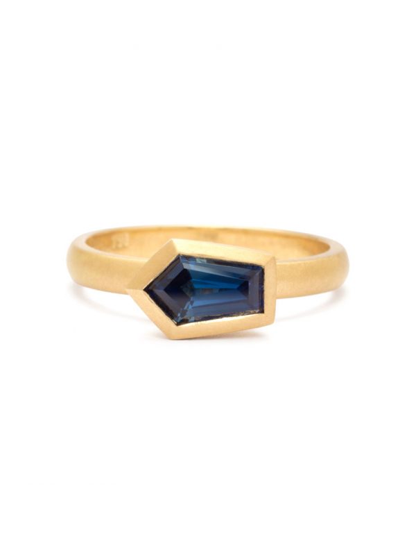 Indigo Ring – Yellow Gold & Freeform Blue Sapphire