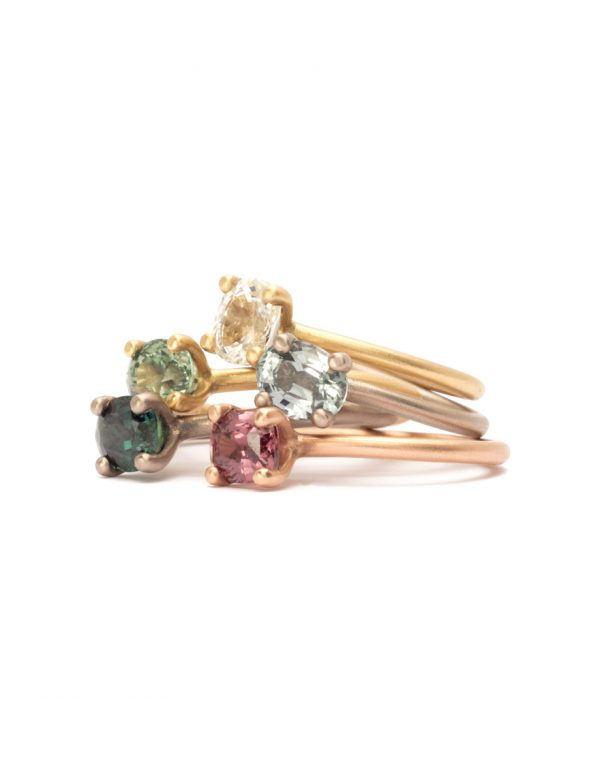 Almost White Ophir Ring – Yellow Gold & Sapphire