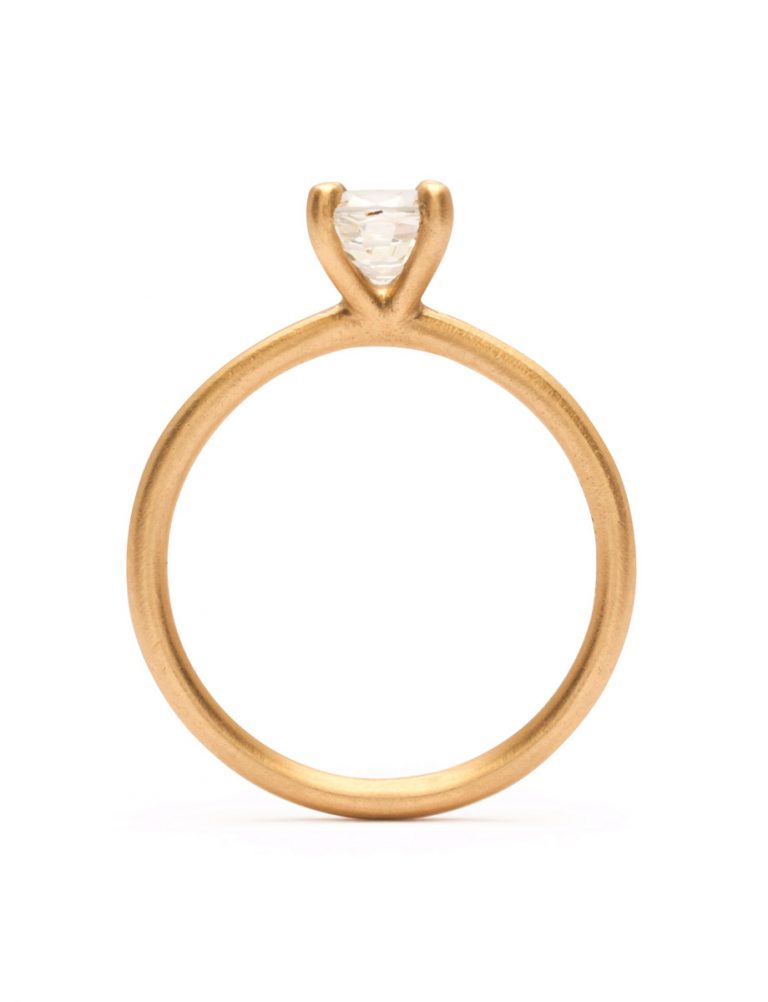 Almost White Ophir Ring – Yellow Gold & Sapphire