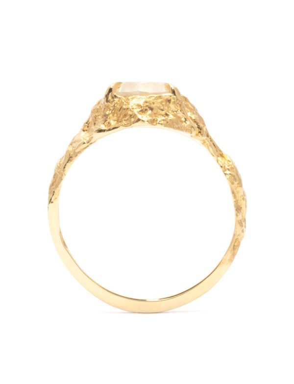 Aurora Ring – Yellow Gold & Opalescent Diamond