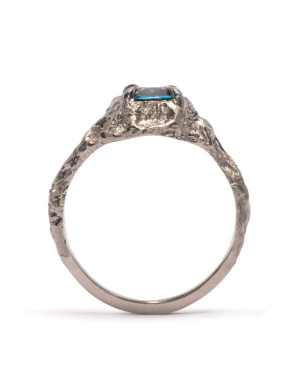 Terroir Ring – White Gold & Blue Sapphire