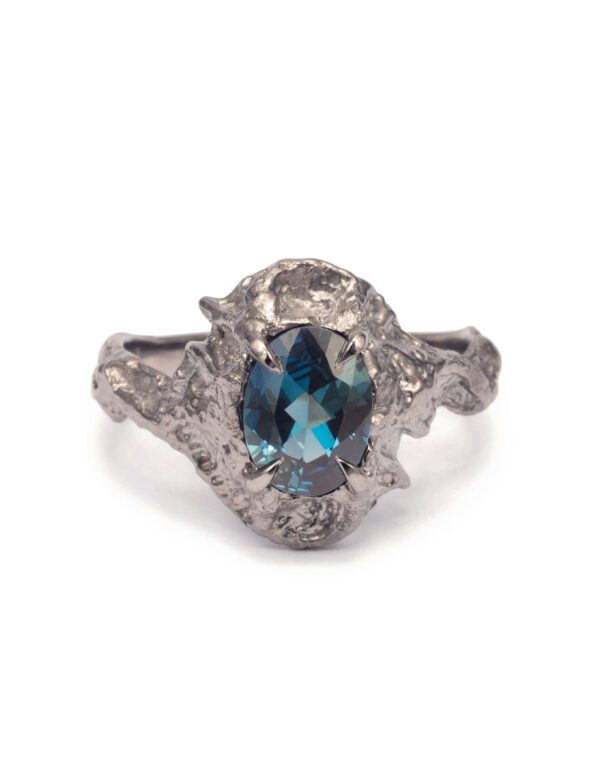 Terroir Ring – White Gold & Blue Sapphire