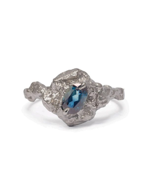 Tannin Ring – White Gold & Blue Sapphire